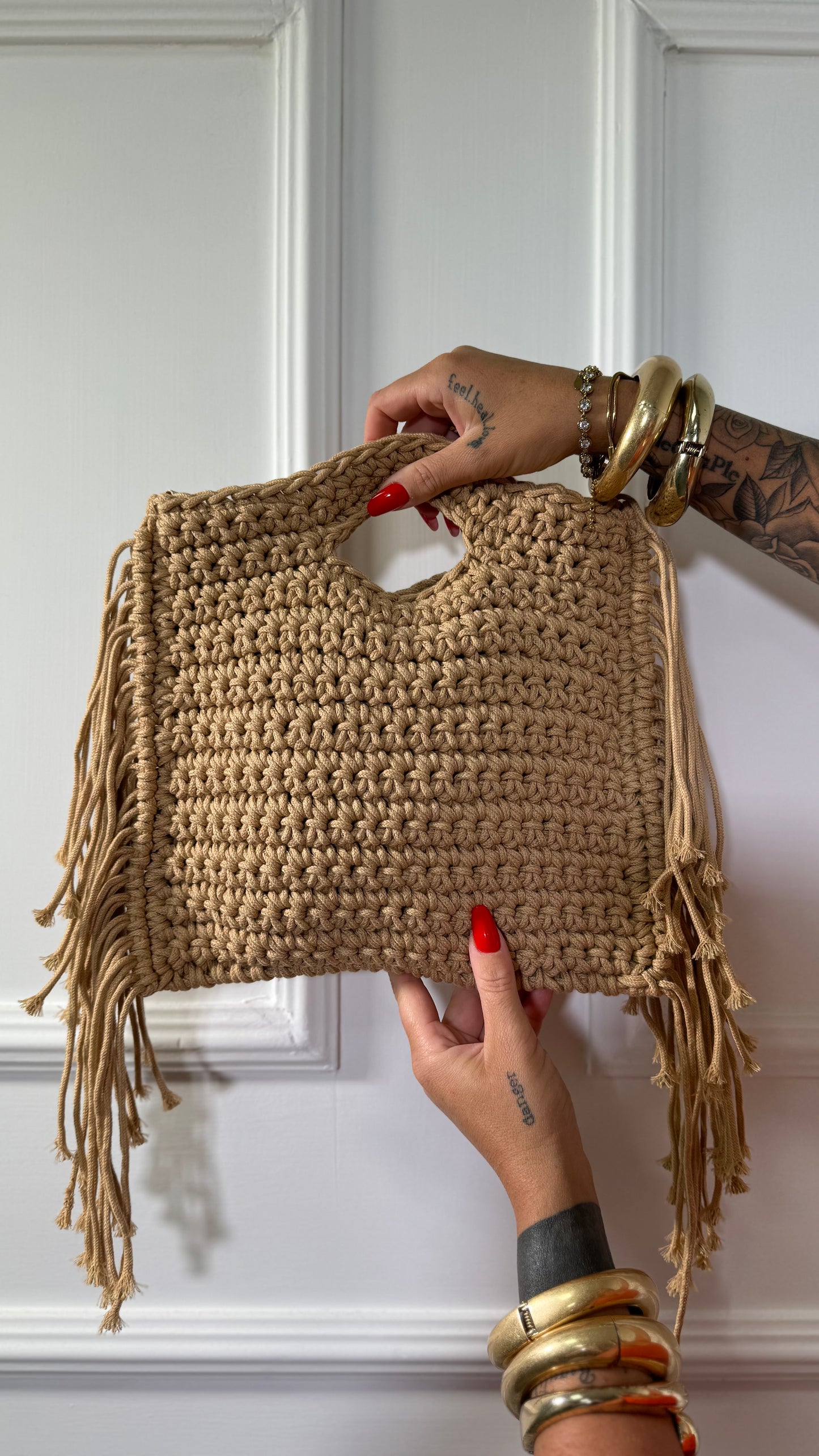 Borsa con frange in crochet con manico camel