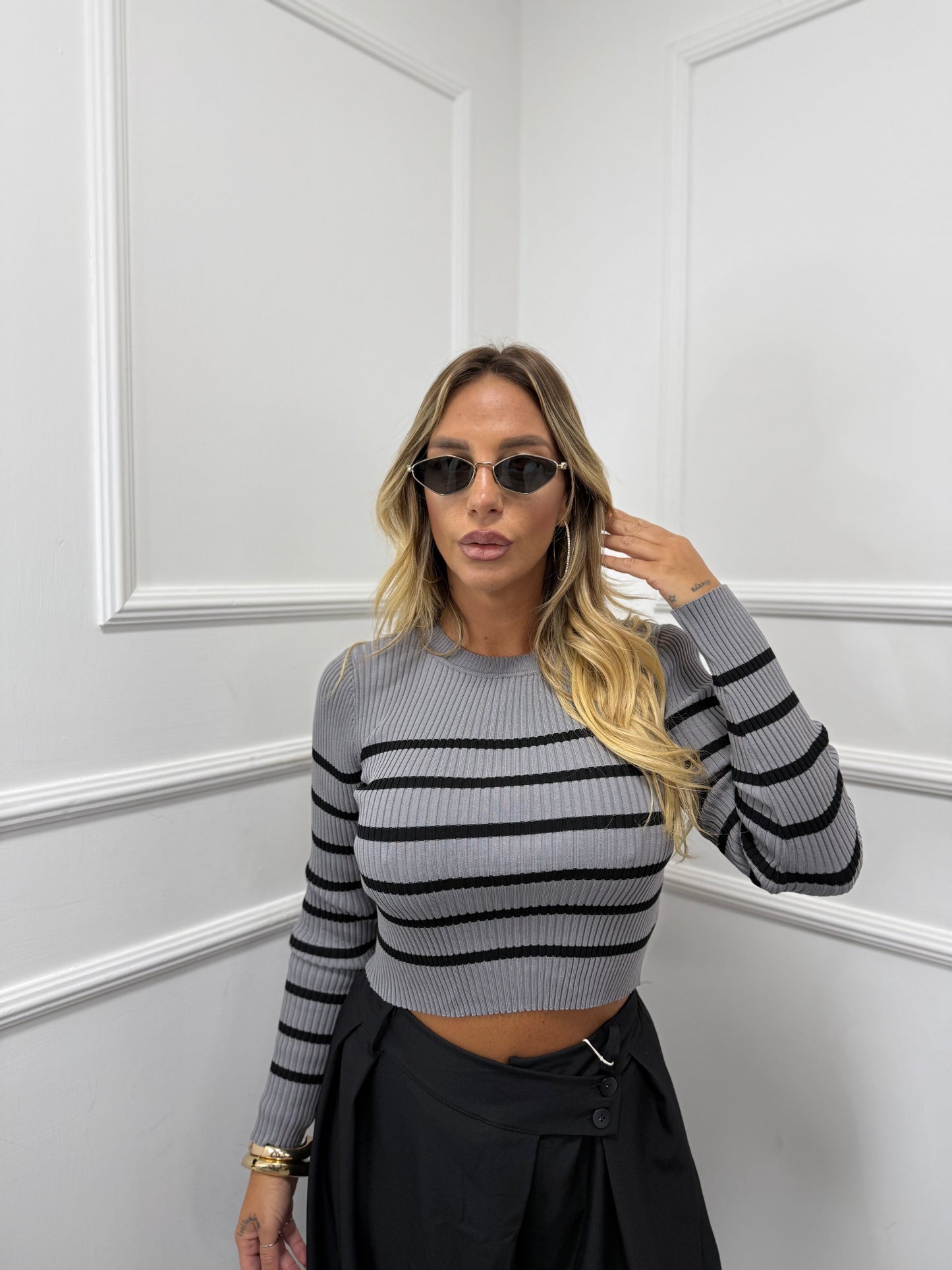 Maglioncino costine a righe grigio fumo/nero zs5324