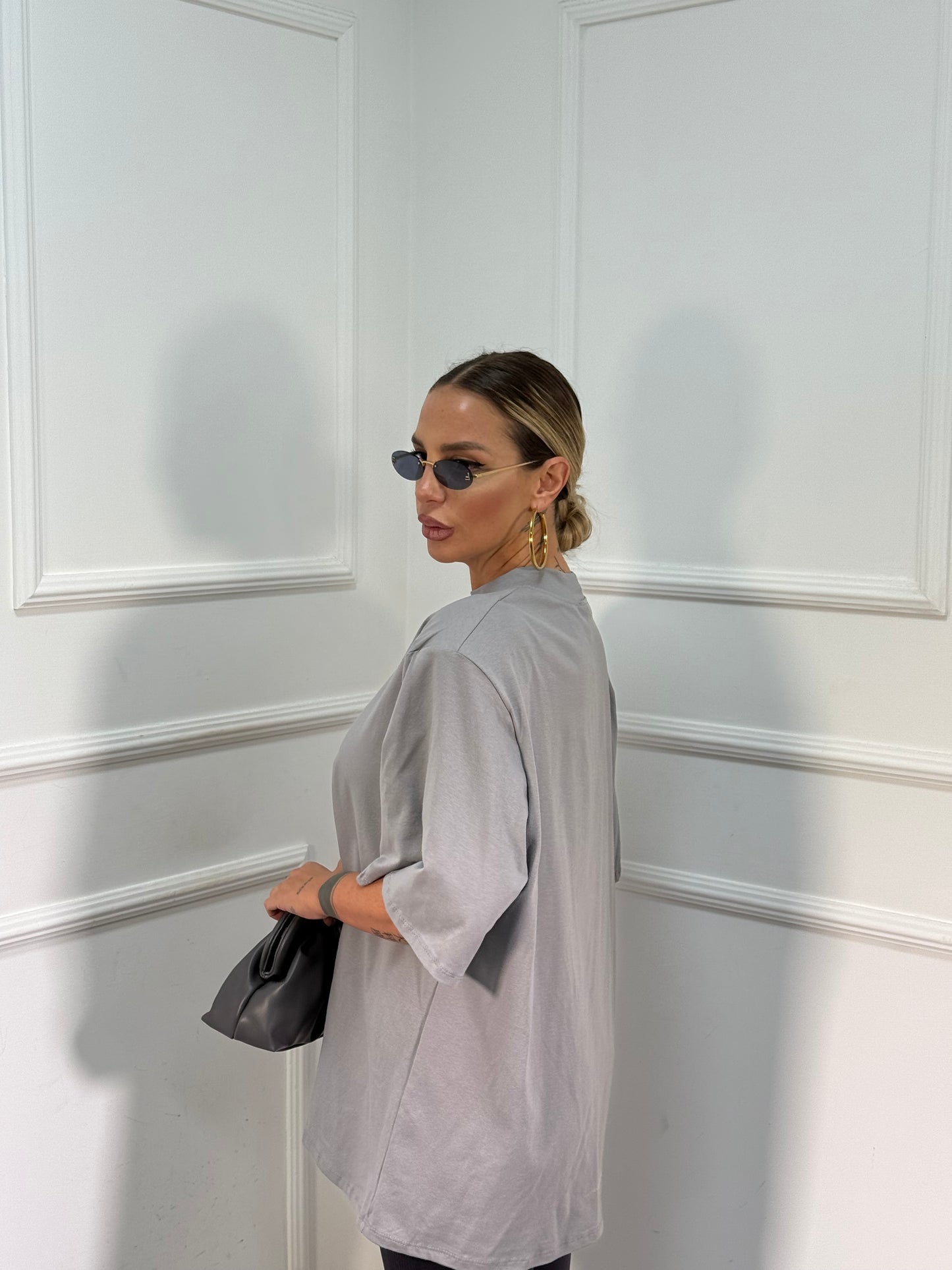 T-shirt con spalline oversize grigia f0702