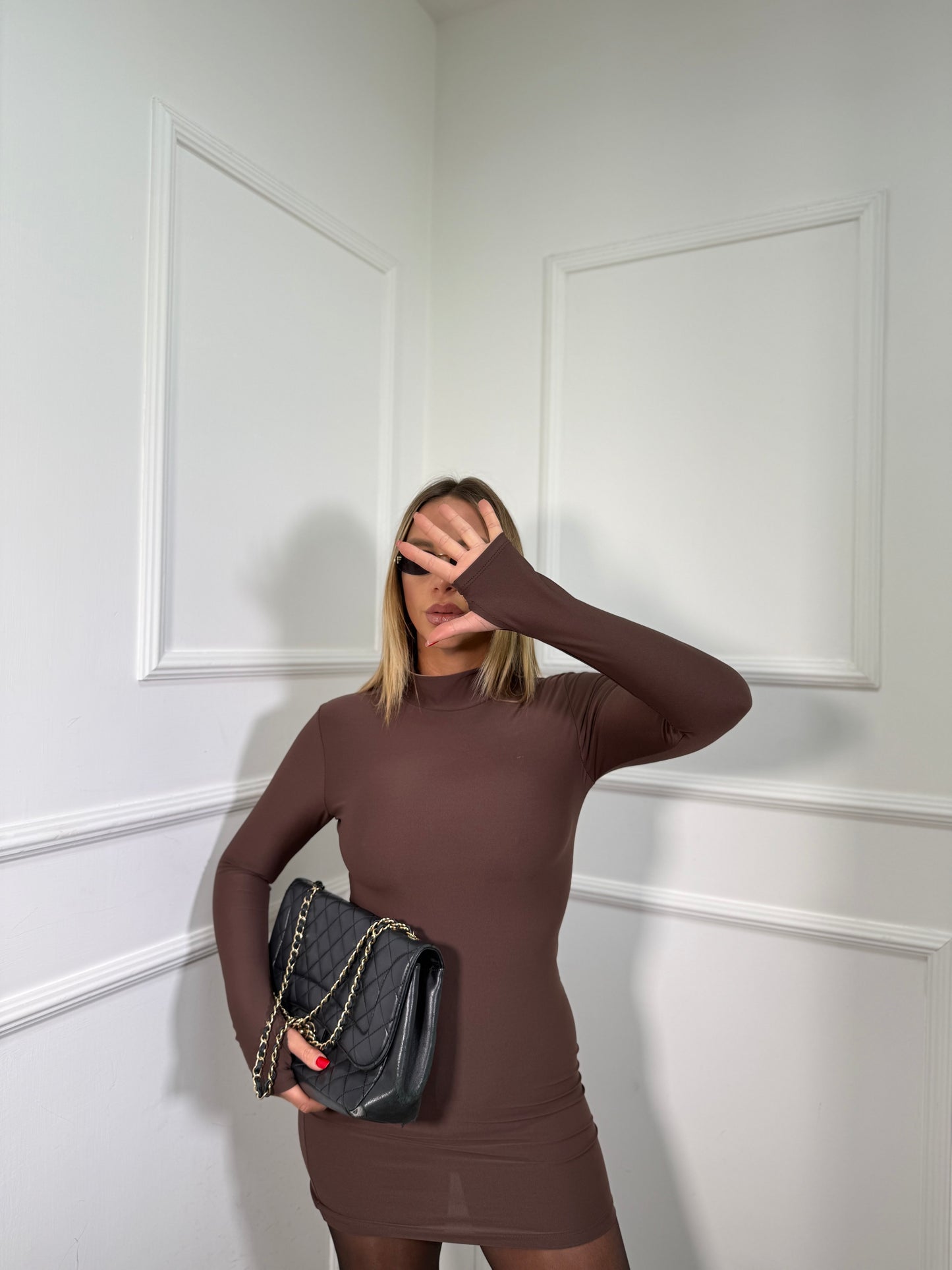 Abito in lycra con manica a guanto cioccolato 16577