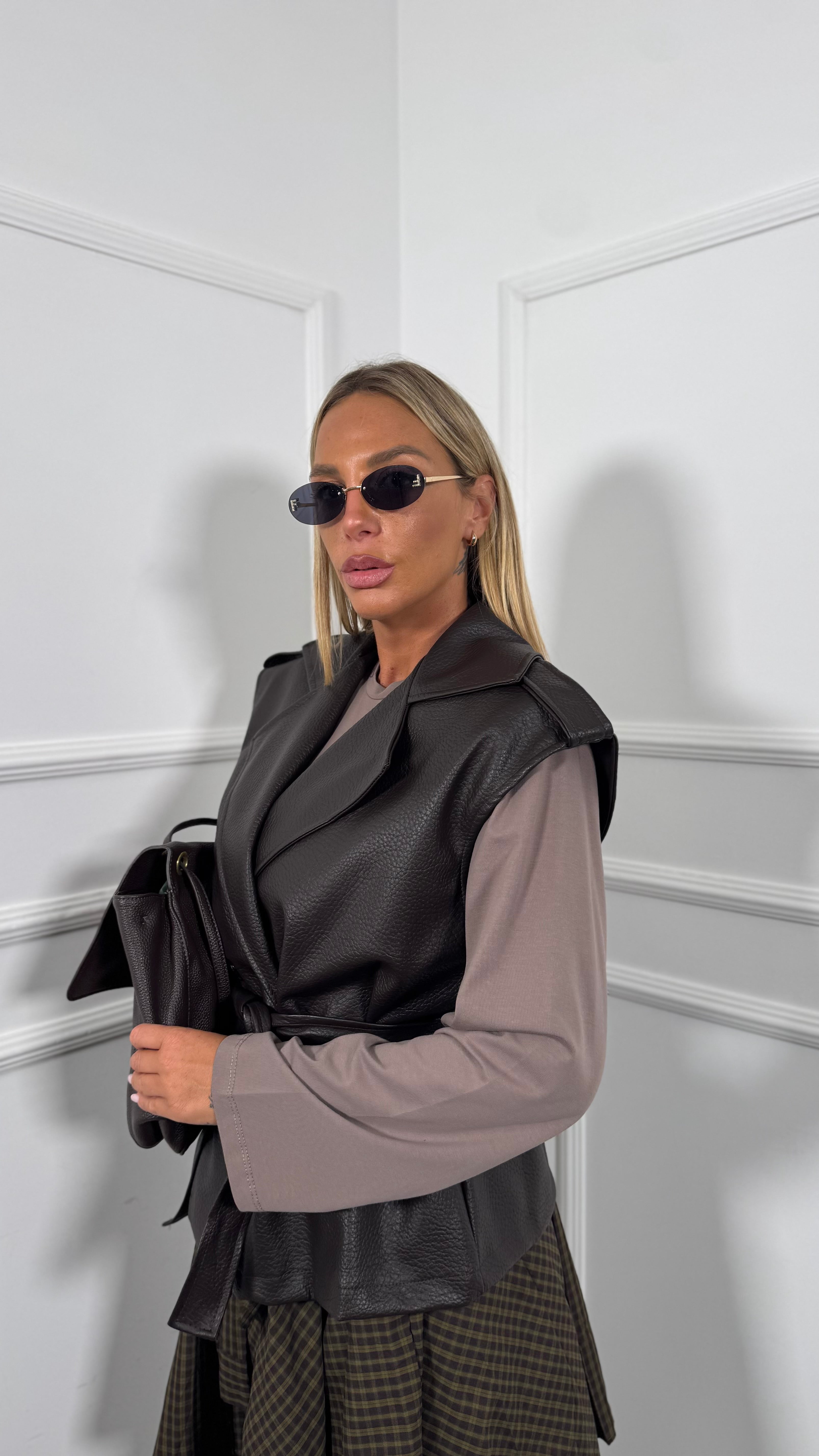 Gilet ecopelle con fusciacca in vita cioccolato 003525
