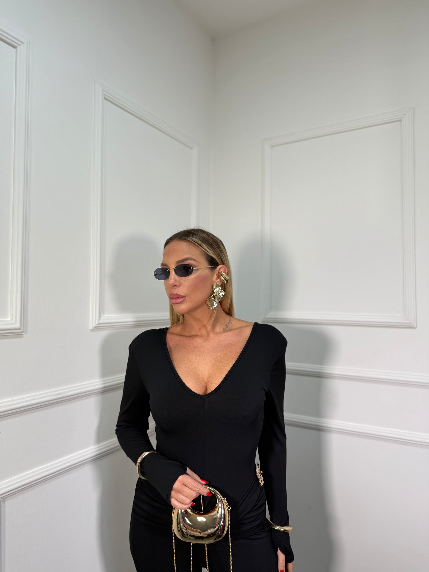 Jumpsuit con drappeggio e spilla Diptyque nera 6650