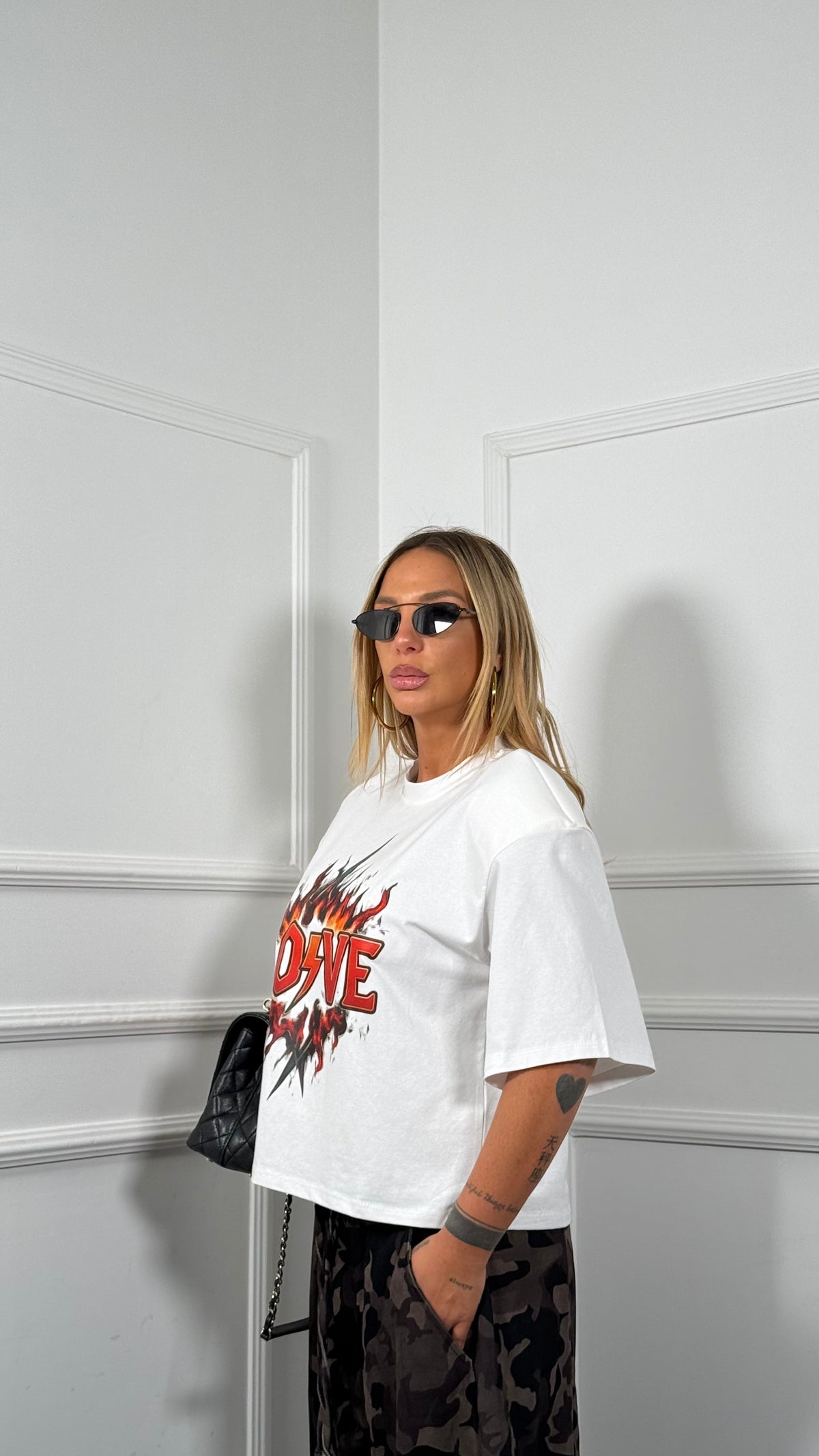 T-shirt crop con spalline Love bianca  22846