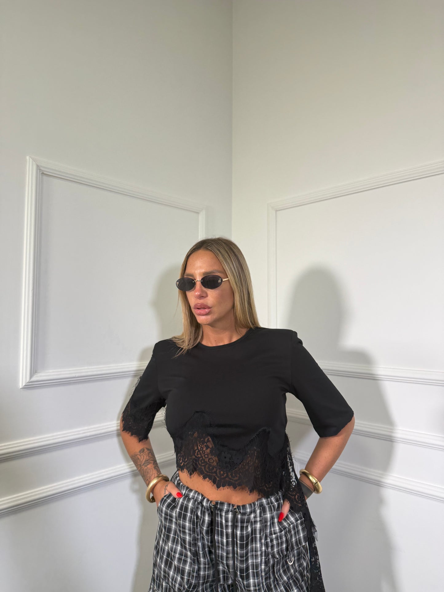 T-shirt crop con spalline e pizzo nera l1505