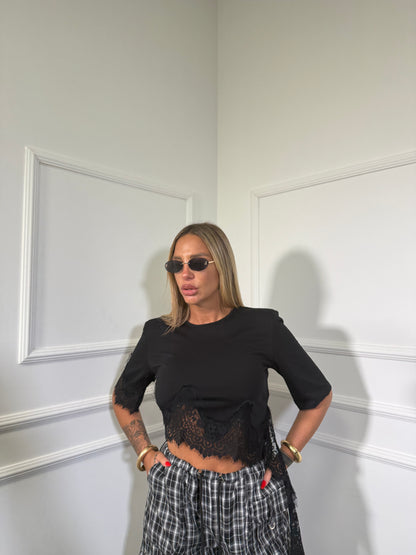T-shirt crop con spalline e pizzo nera l1505