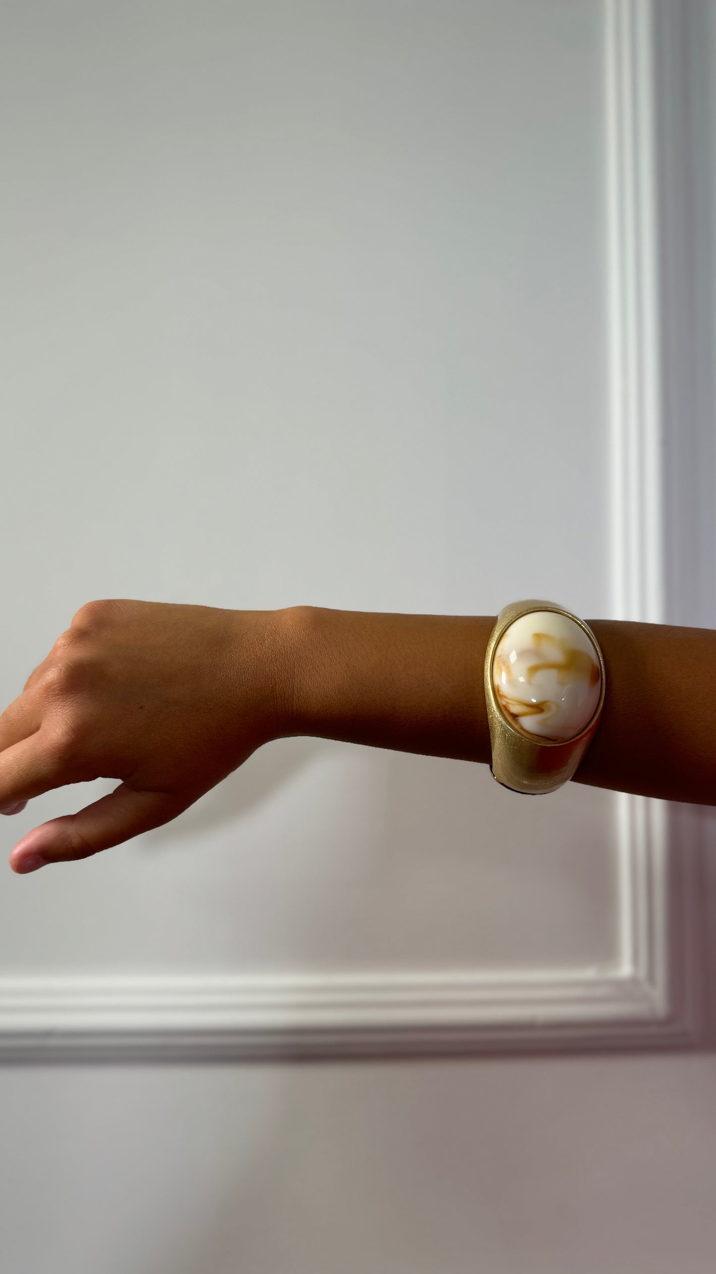 Bracciale rigido con pietra ovale panna