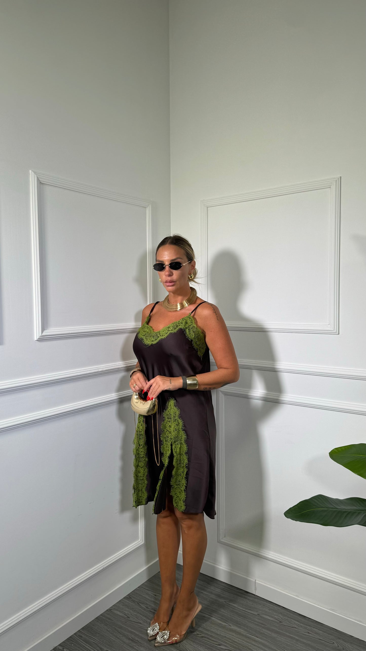 Abito corto in satin con pizzo cioccolato (Curvy) 1587