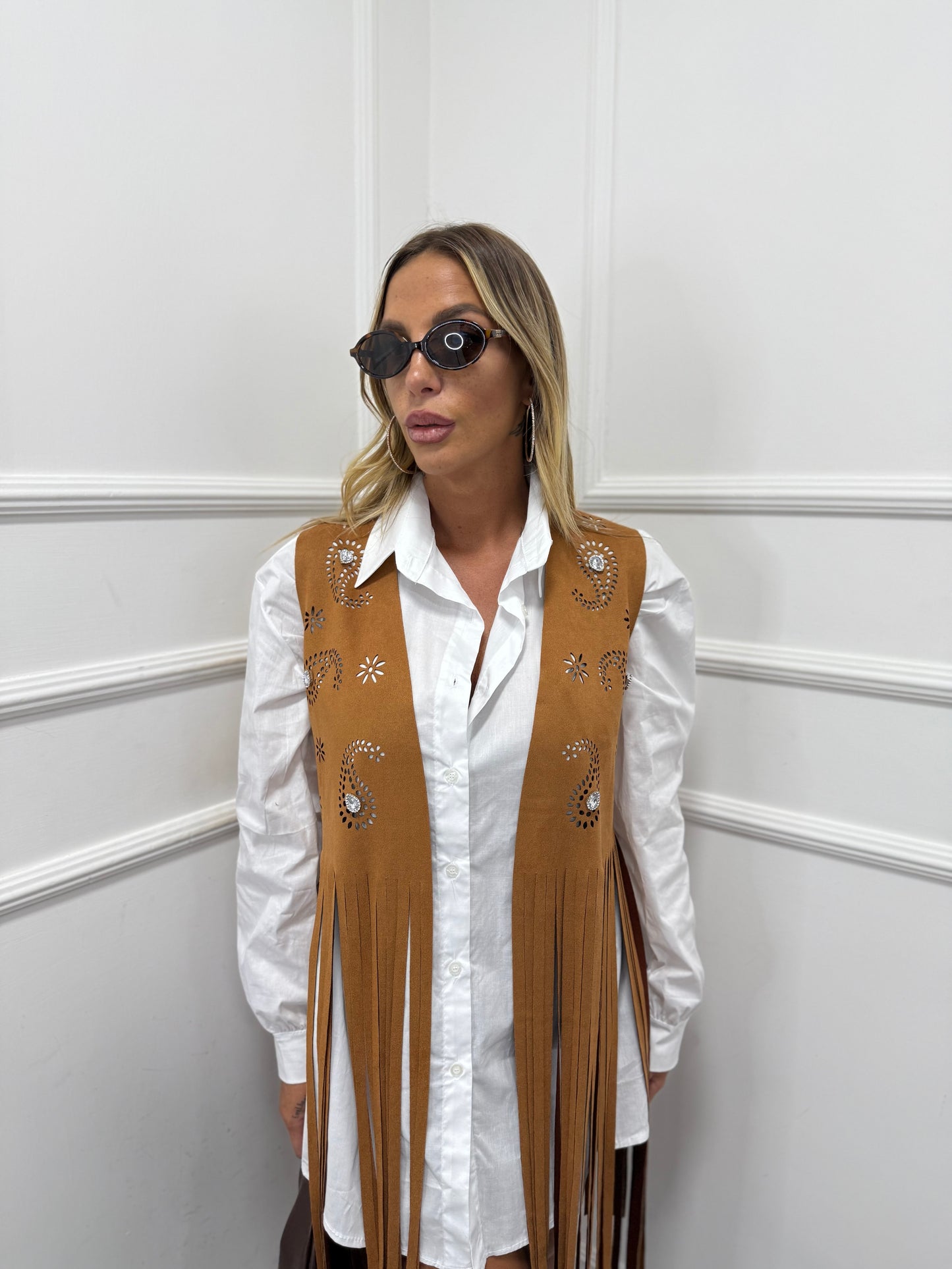 Gilet in eco camoscio con frange e strass cuoio 881255