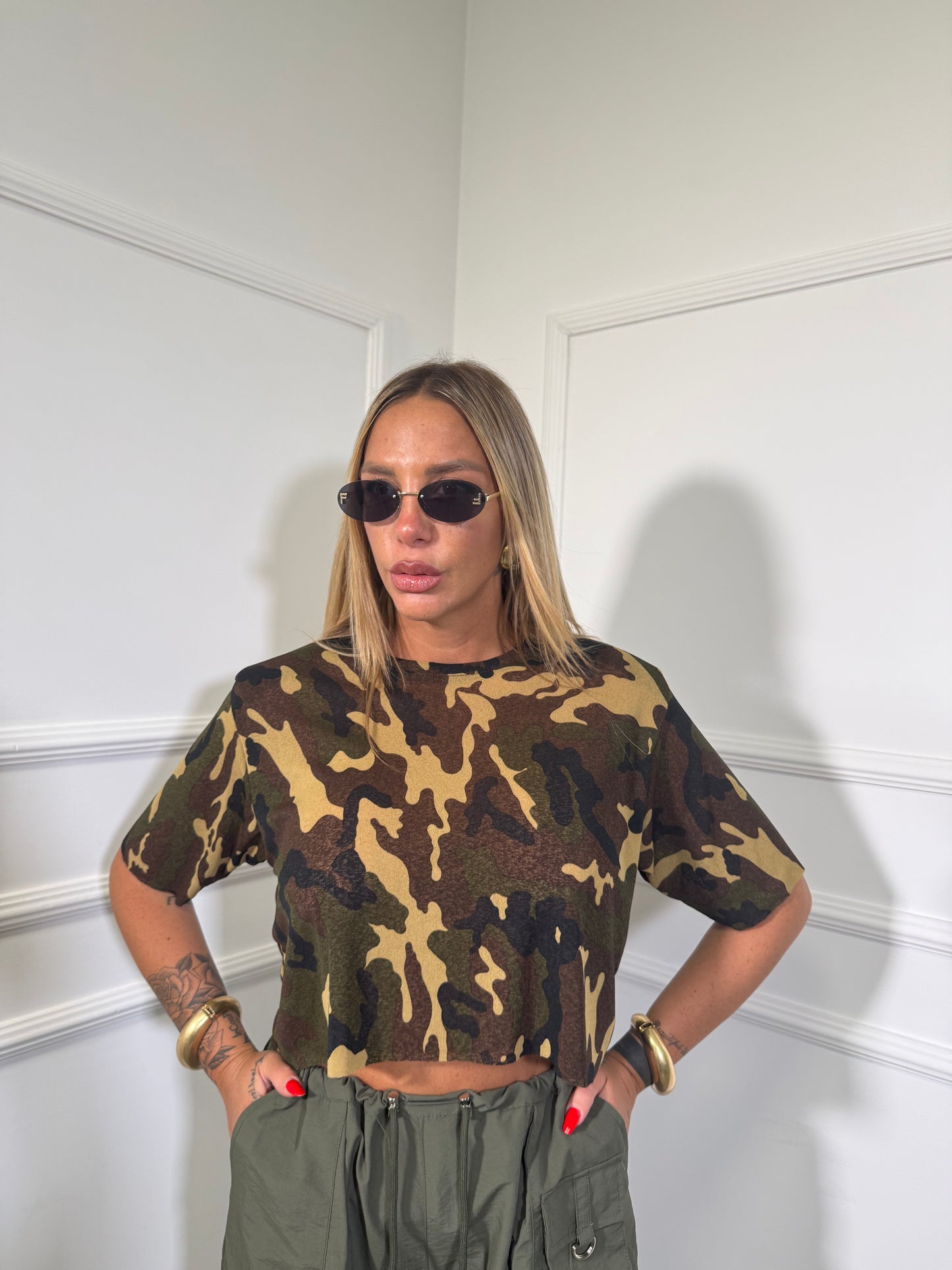 T-shirt crop semivelata con spalline militare verde scuro