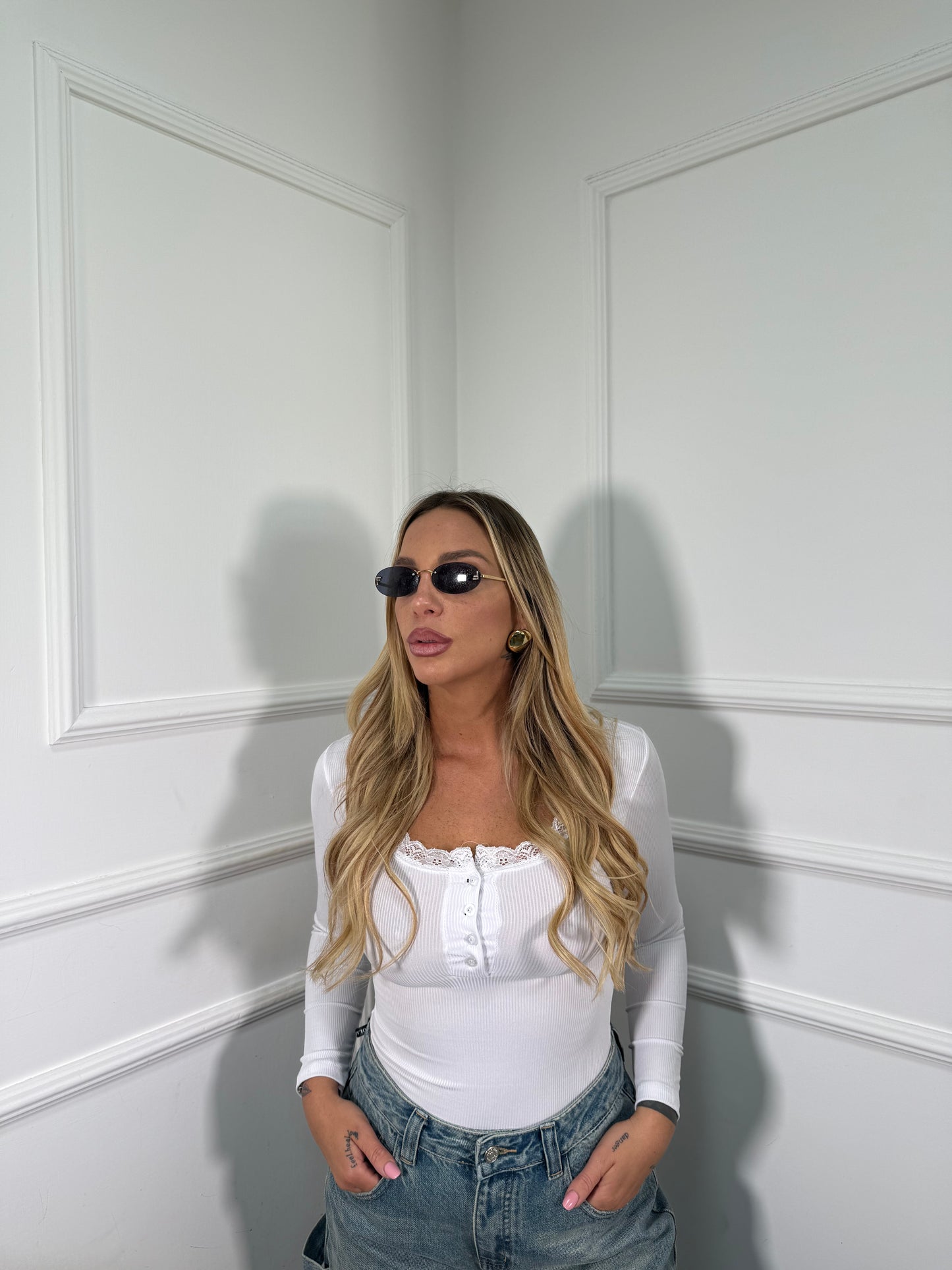 Shirt a costine con pizzo e bottoncini bianca