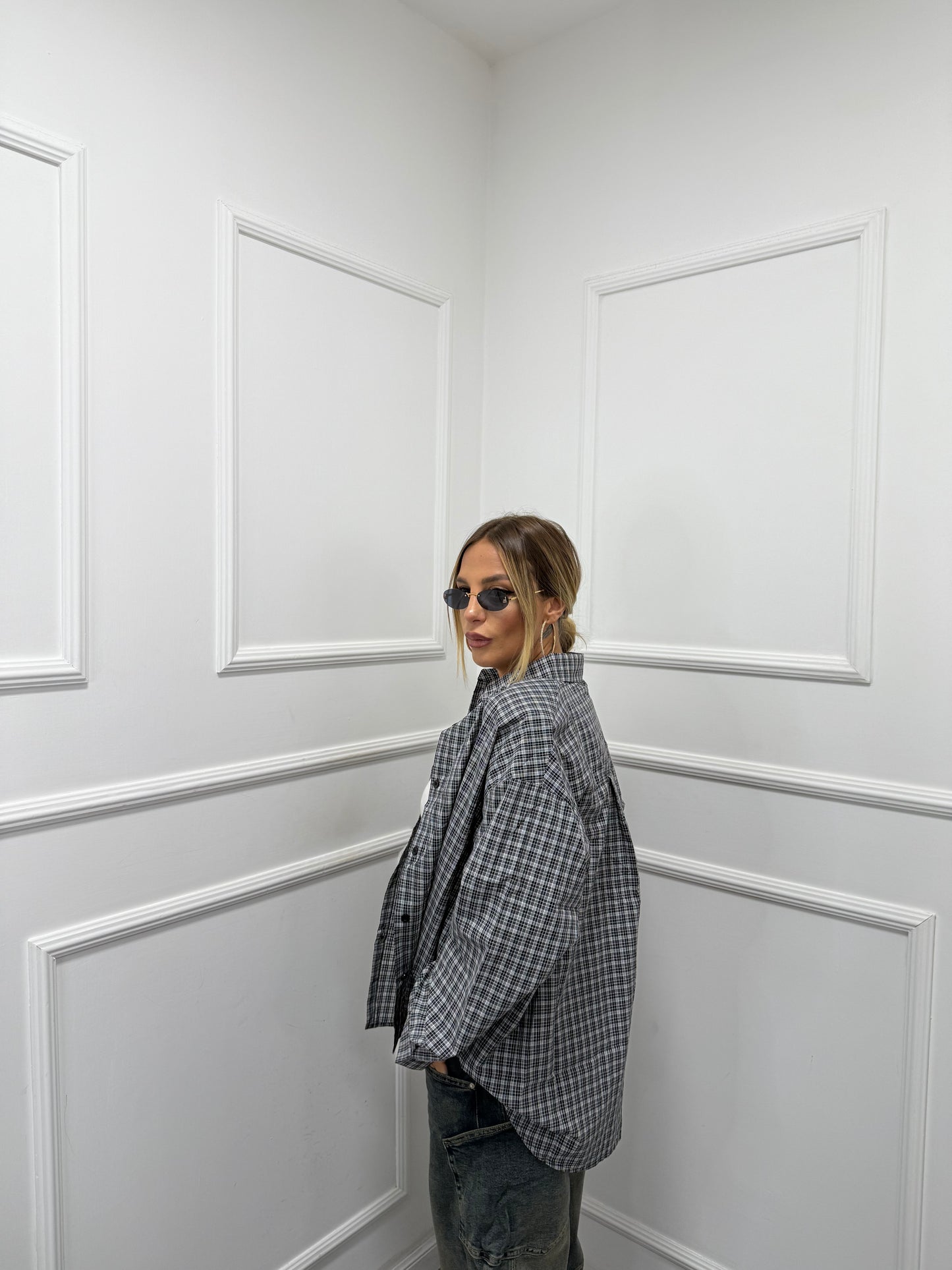 Camicia oversize con spalline Vibes grigio/nero mf2695