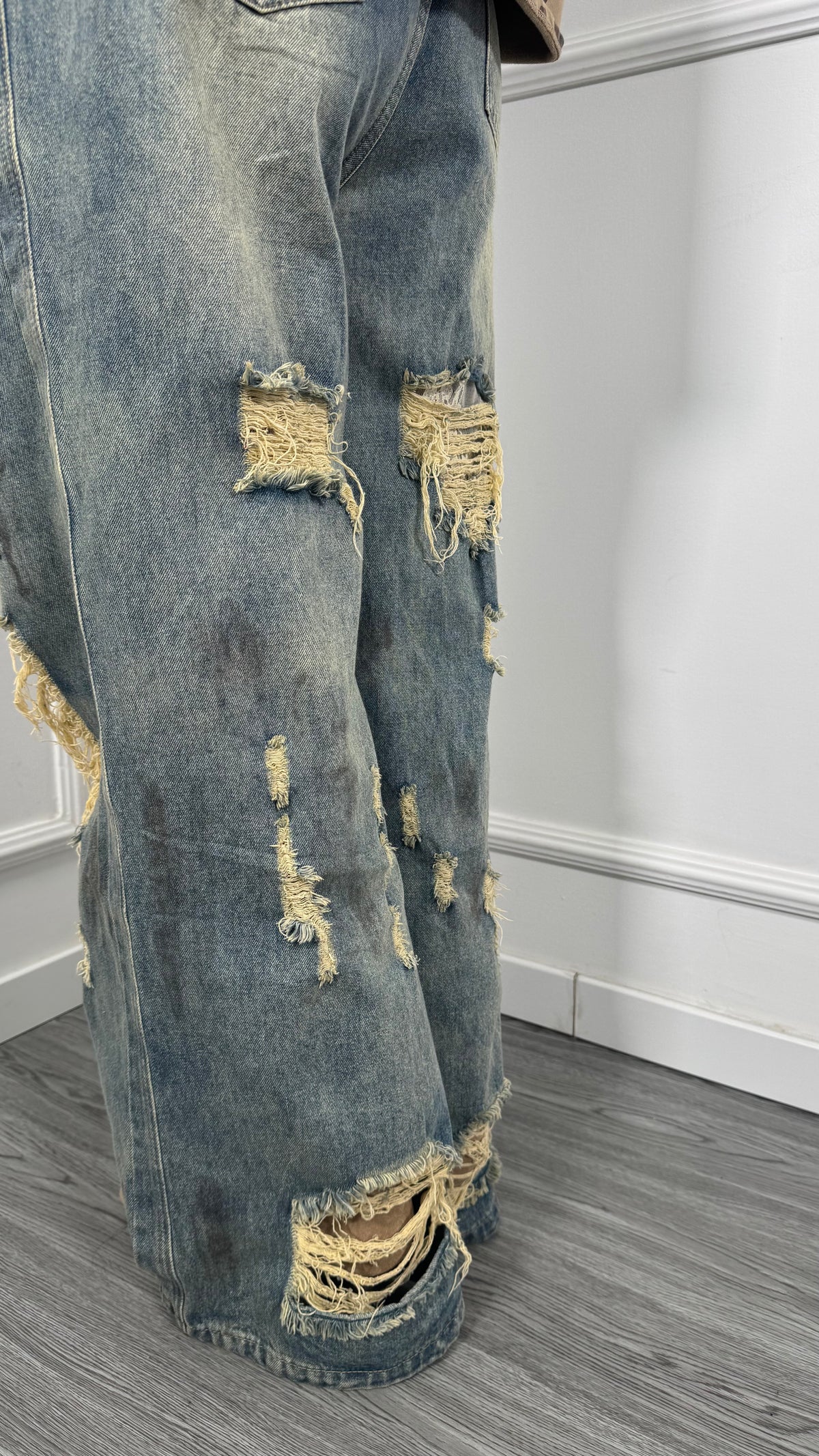 Jeans palazzo con rotture in pizzo effetto sabbiato z2752