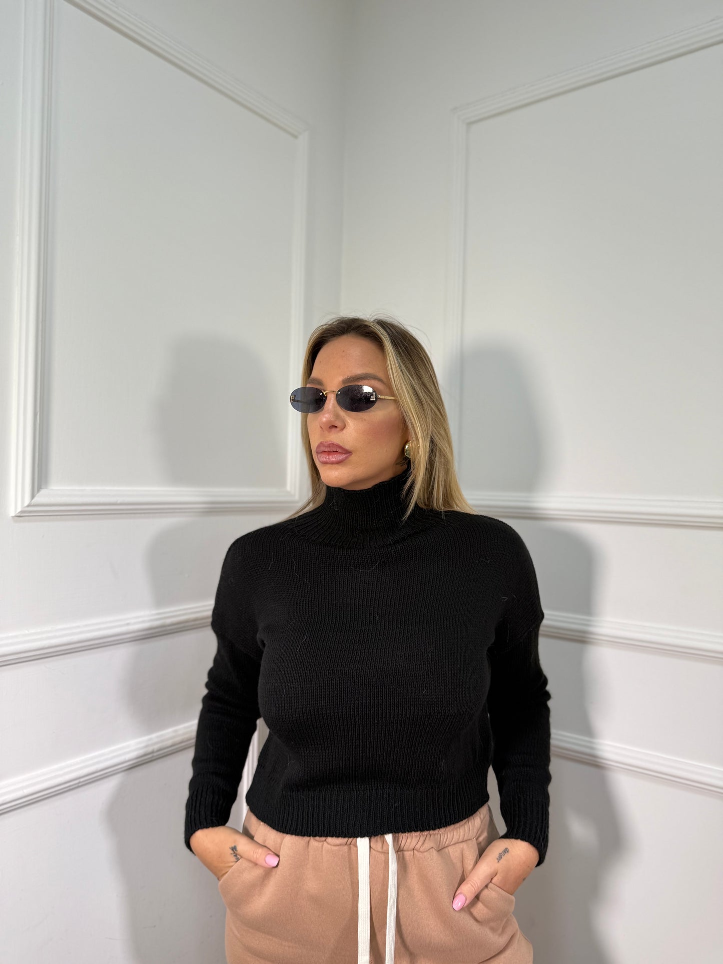 Pullover crop collo alto in maglia nero 022469