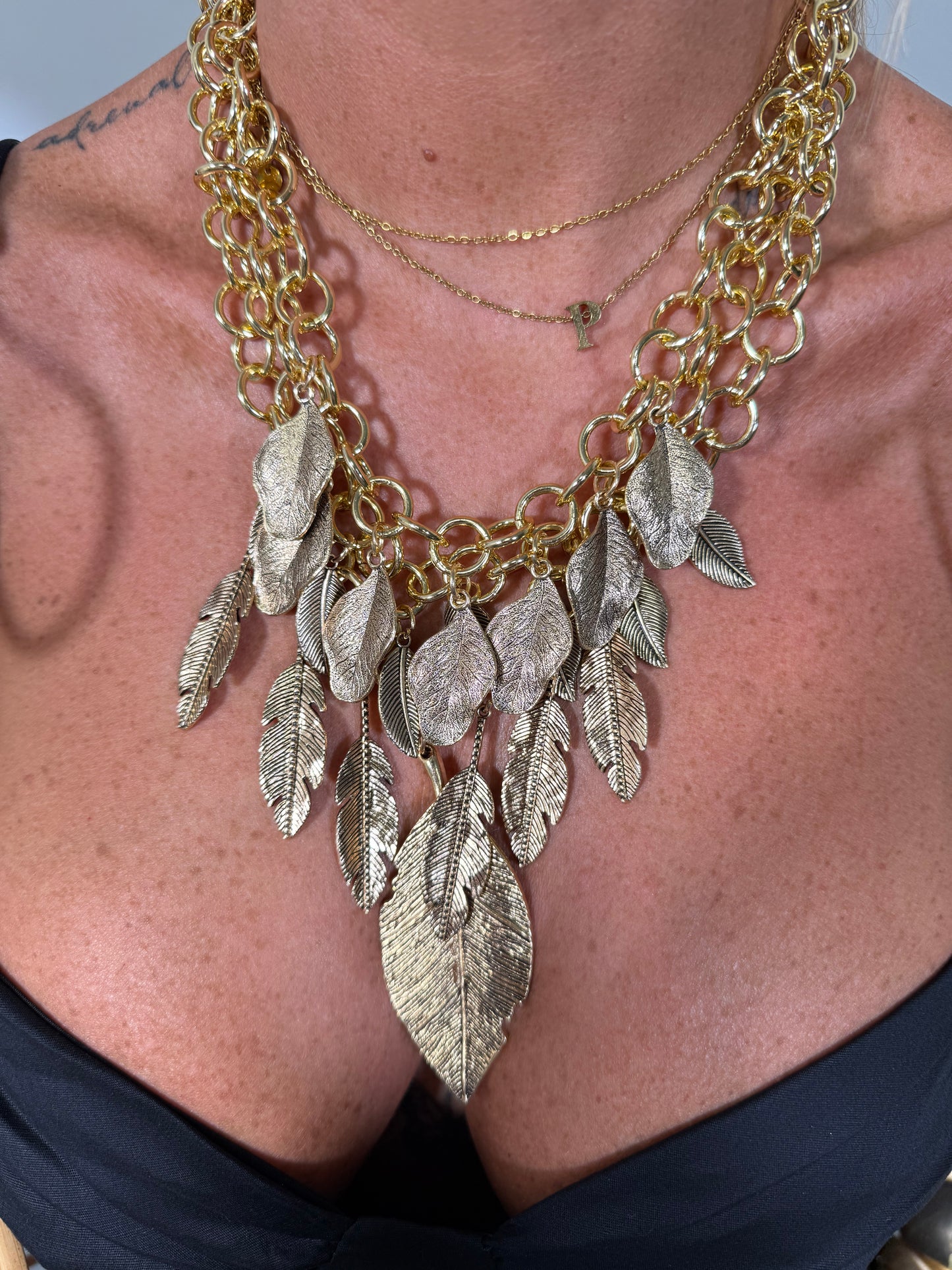 Collana con charms a foglie oro