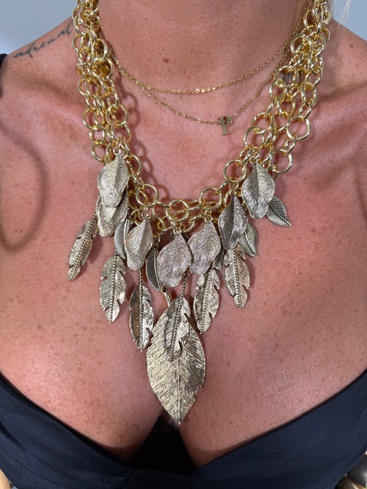 Collana con charms a foglie oro