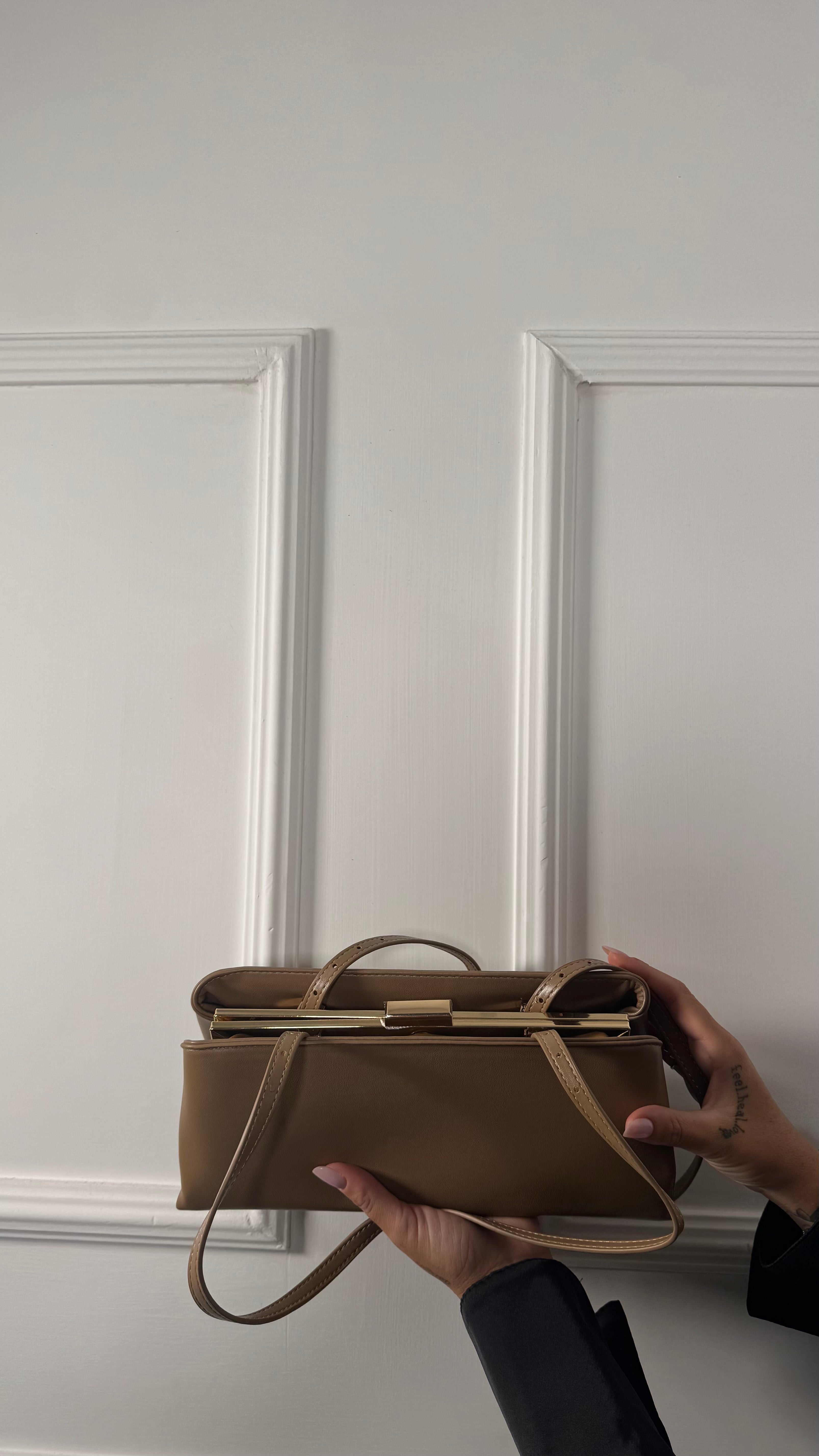 Clatch in ecopelle con tracolla beige