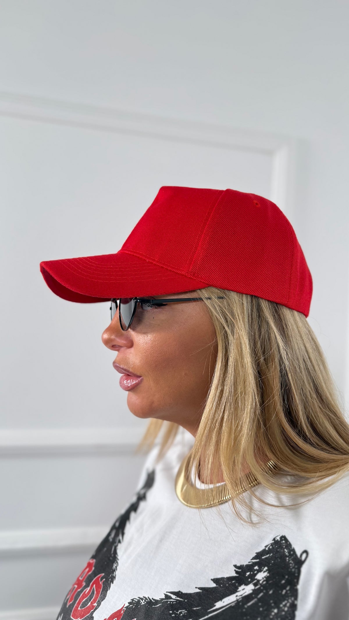 Cappello con visiera rosso
