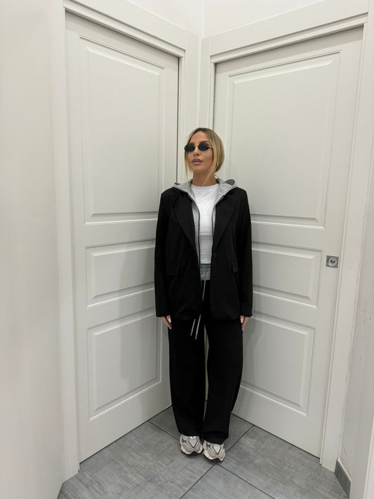 Tailleur sporty chic nero con felpa incorporata
