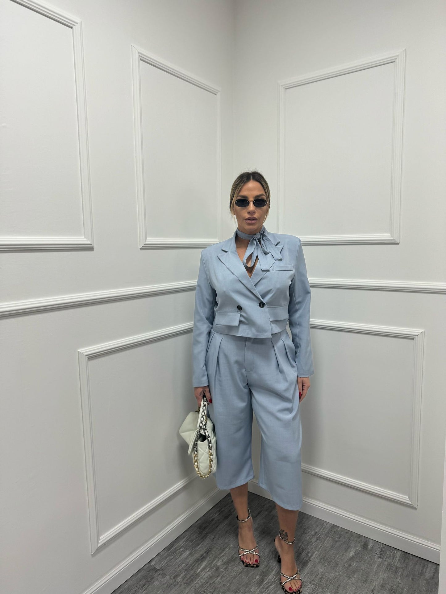 Tailleur bermuda+cravattino azzurro pastello 6300