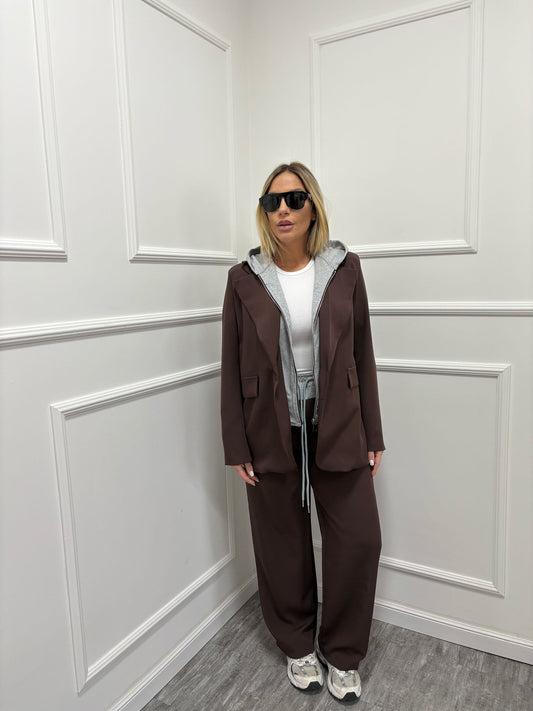Tailleur sporty chic marrone
