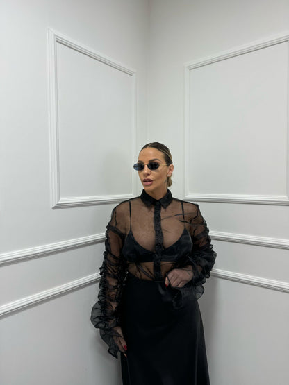 Camicia velata nera arricciata sulla manica