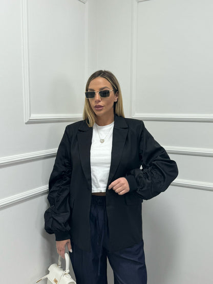 Blazer manica arricciata in raso nero