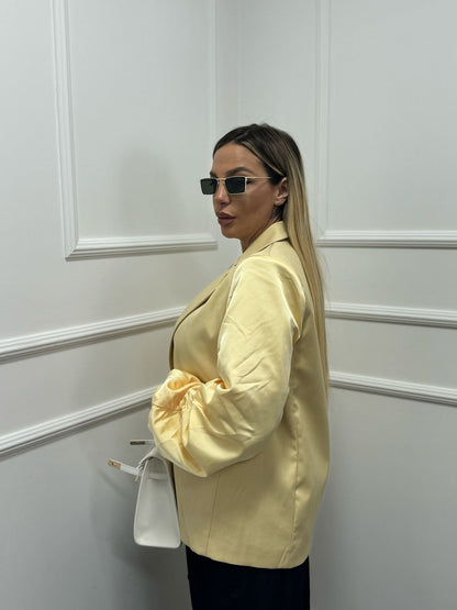 Blazer manica arricciata in raso giallo