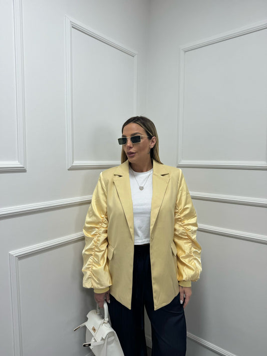 Blazer manica arricciata in raso giallo